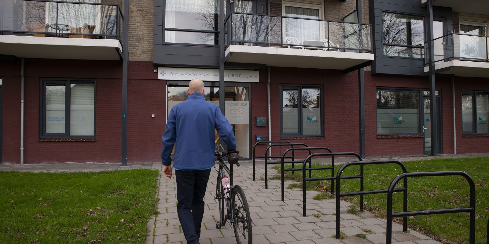 Man loopt met de fiets aan de hand over de positieve effecten van fietsen