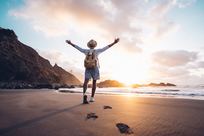 Stress Man loopt over het strand om stress te voorkomen