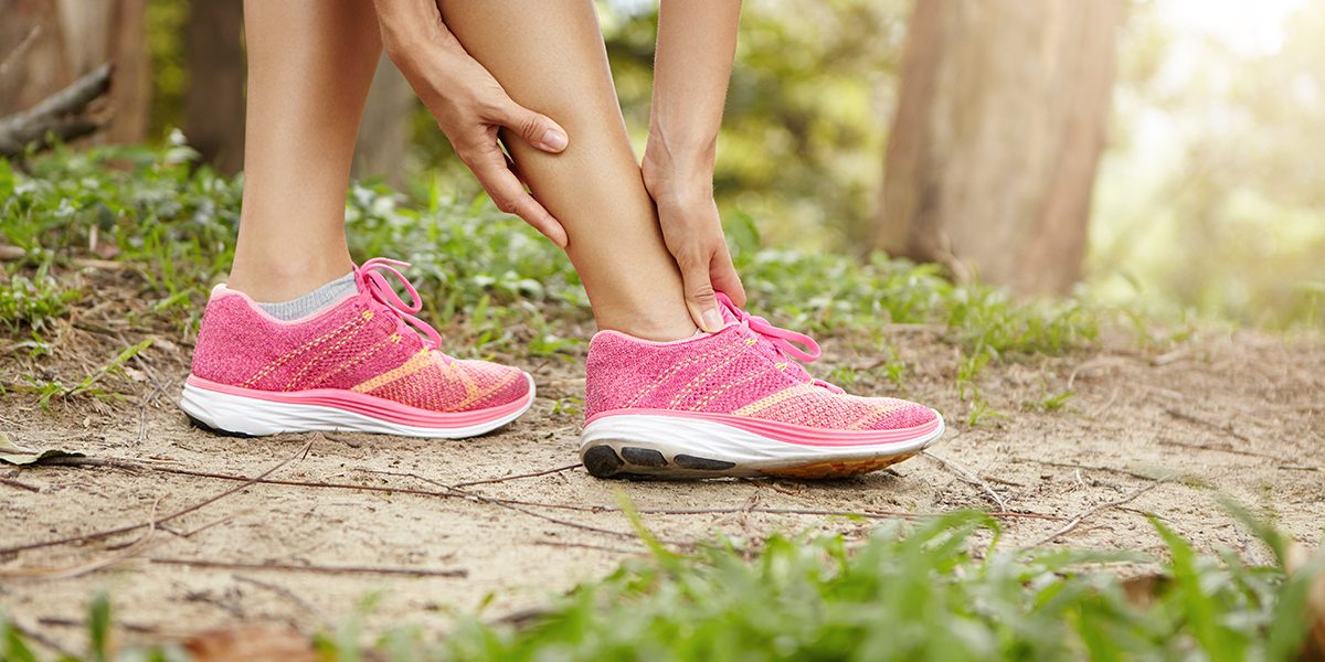 Vrouw is aan het hardlopen en heeft nu hardloopblessures