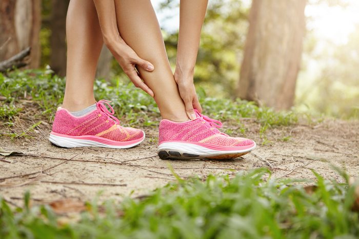 Hardloopblessures Vrouw is aan het hardlopen en heeft nu hardloopblessures