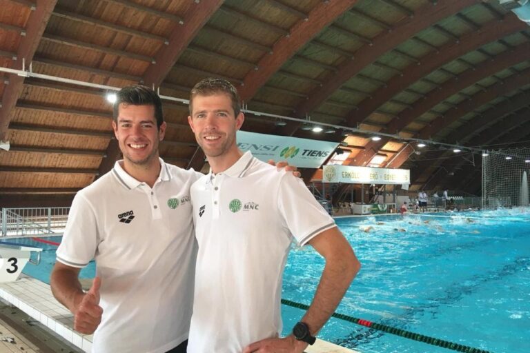 Twee therapeuten bij het zwembad om te zwemmen