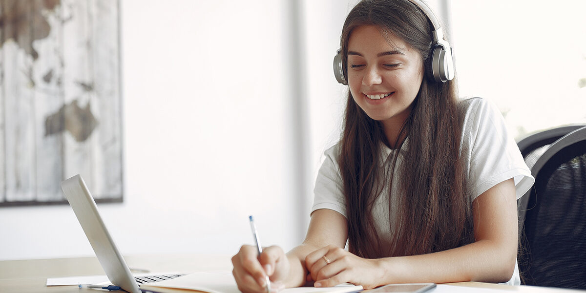Meisje is aan het leren voor haar nieuwe schooljaar