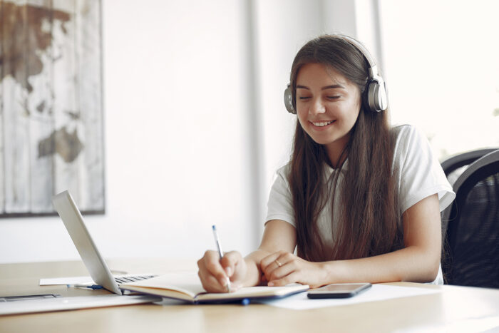 Schooljaar Meisje is aan het leren voor haar nieuwe schooljaar