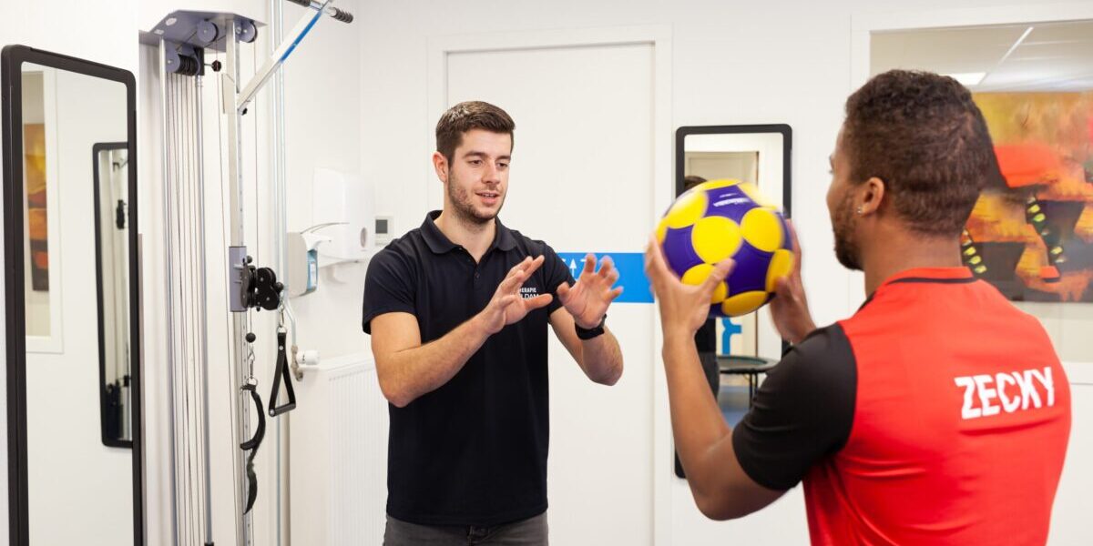 Fysiotherapeut behandelt een man met sportfysiotherapie