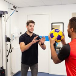 Fysiotherapeut behandelt een man met sportfysiotherapie