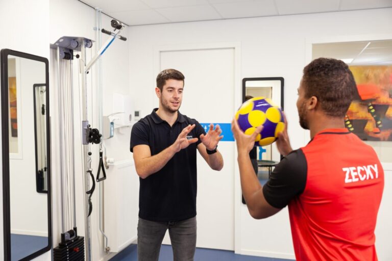 Fysiotherapeut behandelt een man met sportfysiotherapie