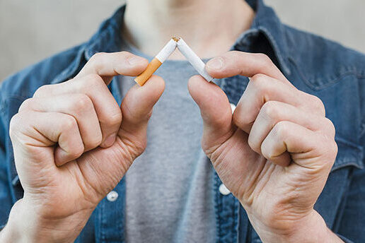 Man breekt een sigaret en laat invloed van roken zien