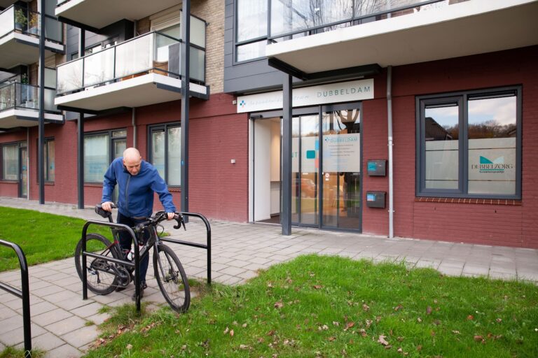 Man heeft last van rugpijn tijdens het fietsen