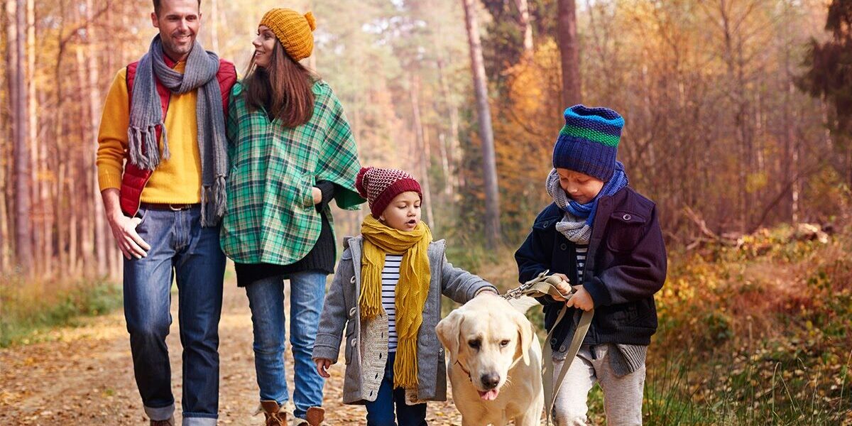 Een gezin is buiten aan het wandelen om een herfstdip te voorkomen