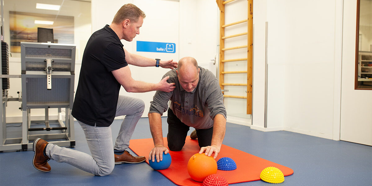 Schouderklachten na het klussen Man heeft last van schouderklachten na het klussen en komt bij Fysio Dubbeldam om geholpen te worden