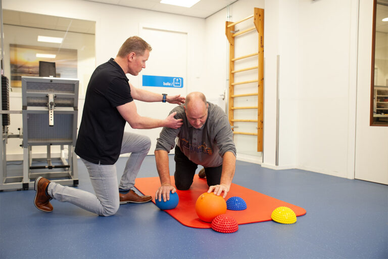 Man heeft last van schouderklachten na het klussen en komt bij Fysio Dubbeldam om geholpen te worden