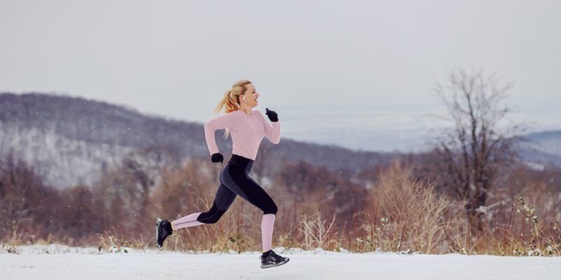 Vrouw heeft goede voornemens en is begonnen met hardlopen