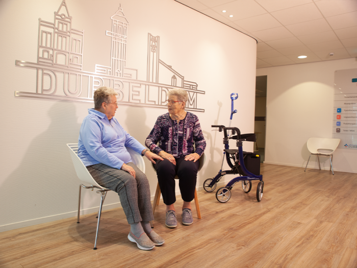 Fysiotherapie Dubbeldam Dordrecht – Artrose Artrose patiënten in de wachtkamer wachtende op de fysiotherapeut