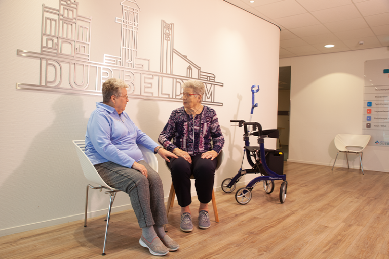 Artrose patiënten in de wachtkamer wachtende op de fysiotherapeut