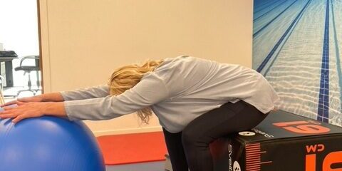 Stretchen Vrouw doet aan stretchen bij Fysio Dubbeldam in Dordrecht