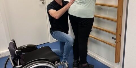 Revalidatie COVID-19 Vrouw komt bij Fysiotherapie Dubbeldam voor post COVID-19 revalidatie