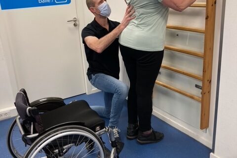 Vrouw komt bij Fysiotherapie Dubbeldam voor post COVID-19 revalidatie