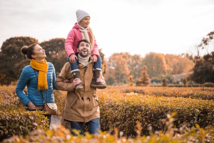 Nekhernia Man had last van nekhernia en loopt met zijn gezin door de natuur