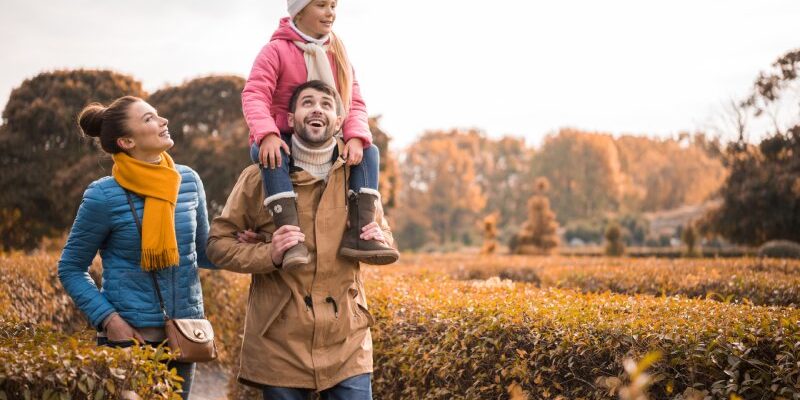 Nekhernia Man had last van nekhernia en loopt met zijn gezin door de natuur