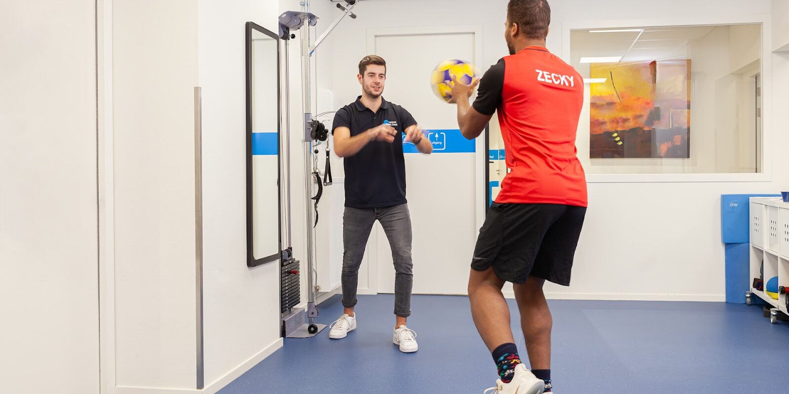 Man traint zijn beenblessure met fysiotherapie papendrecht