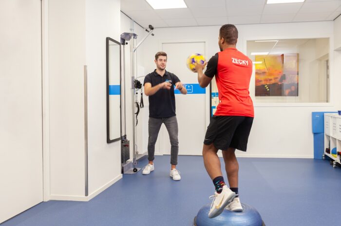 Beenblessure en fysiotherapie papendrecht Man traint zijn beenblessure met fysiotherapie papendrecht