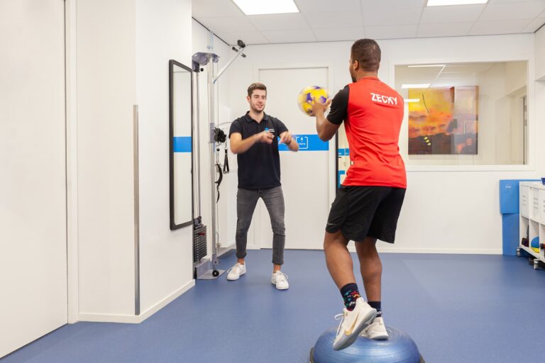 Man traint zijn beenblessure met fysiotherapie papendrecht