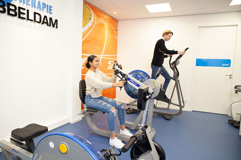 Mensen zijn aan het trainen tegen stijve spieren