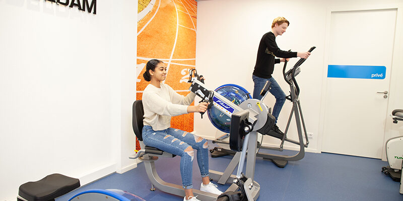 Mensen zijn aan het trainen tegen stijve spieren