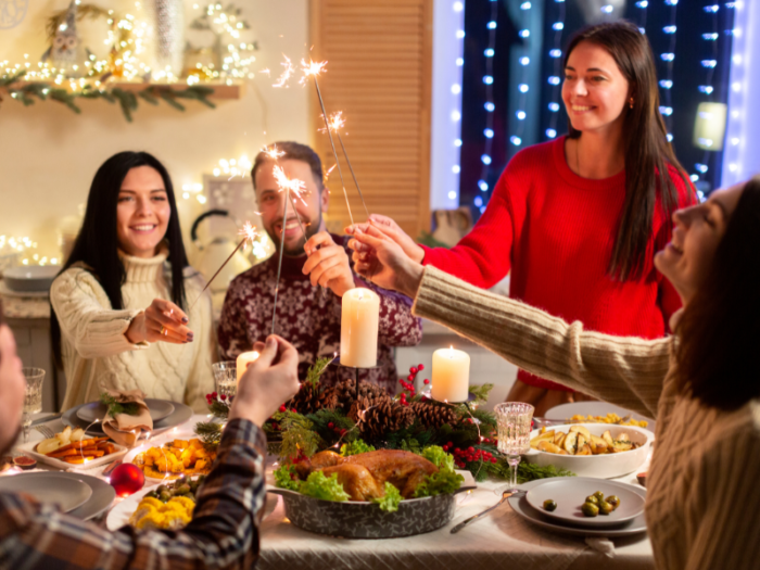 Gewichtstoename Gezin aan een gezond diner met kerst tegen gewichtstoename