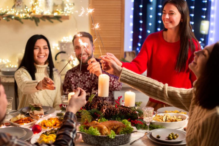 Gezin aan een gezond diner met kerst tegen gewichtstoename