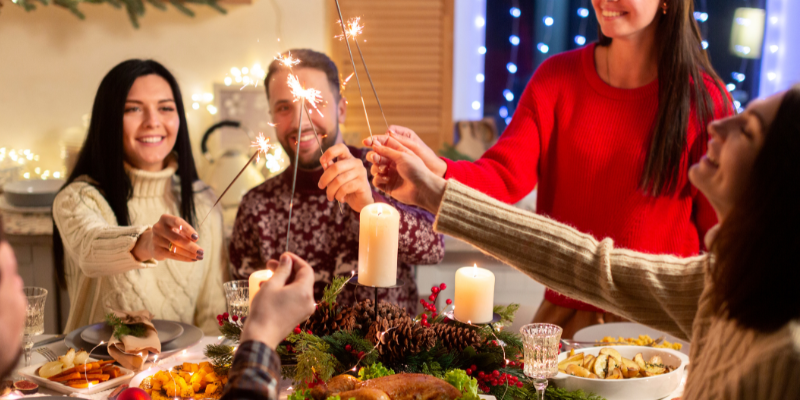 Gezin aan een gezond diner met kerst tegen gewichtstoename