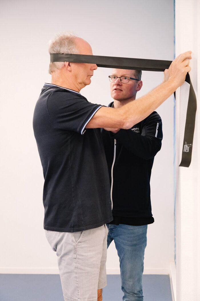 Man doet oefeningen voor minder spierpijn