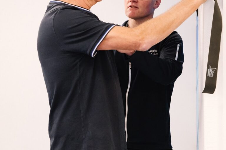 Man doet oefeningen voor minder spierpijn