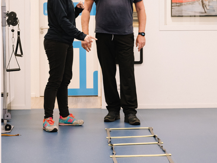 Lichamelijke balans Man loopt heen en weer in oefenzaal voor betere lichamelijke balans