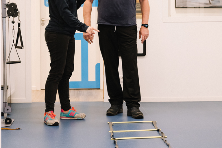 Man loopt heen en weer in oefenzaal voor betere lichamelijke balans