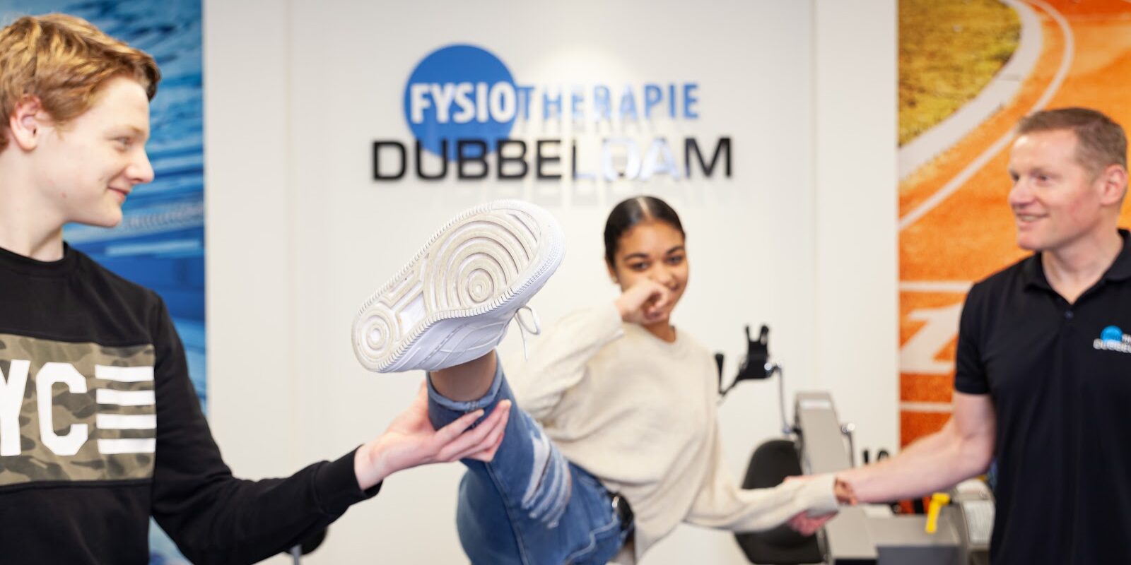 Meisje doet aan krachttraining en schopt in de lucht