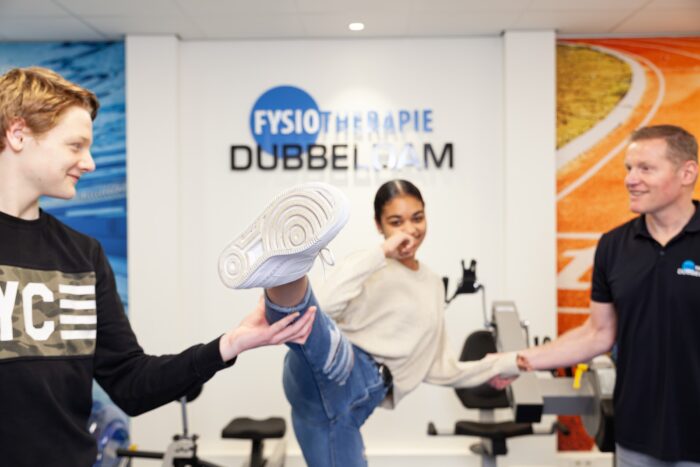 Krachttraining Meisje doet aan krachttraining en schopt in de lucht