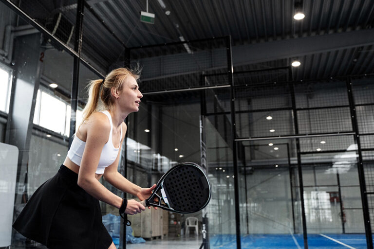 Vrouw heeft een tenniselleboog bij padellen