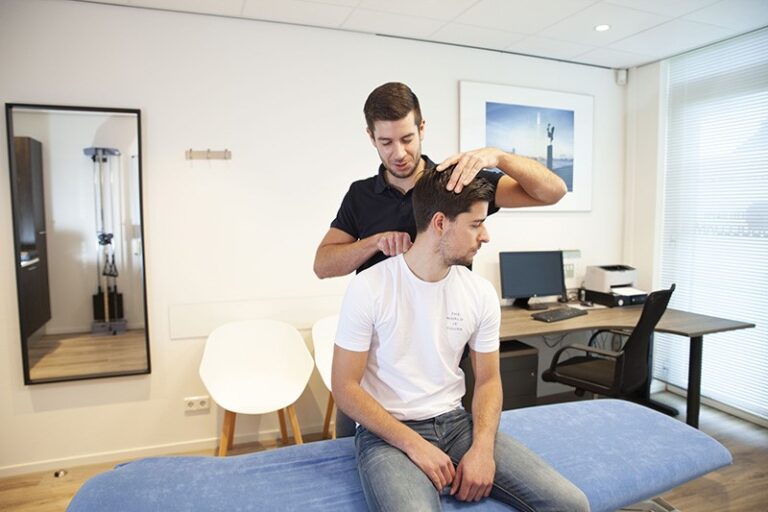 Man heeft nekpijn en wordt geholpen door de fysiotherapeut met fysiotherapie Zwijndrecht