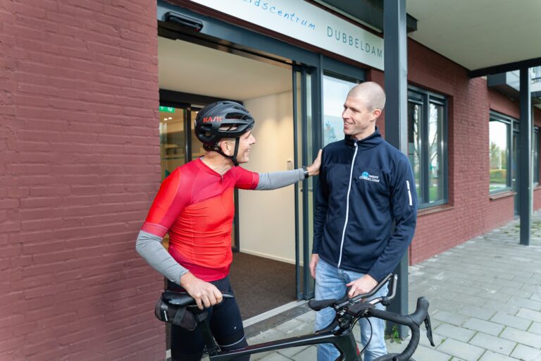 Therapeut wordt bedankt door een man na zijn rugklachten op de fiets die geholpen is bij fysiotherapie Sterrenburg