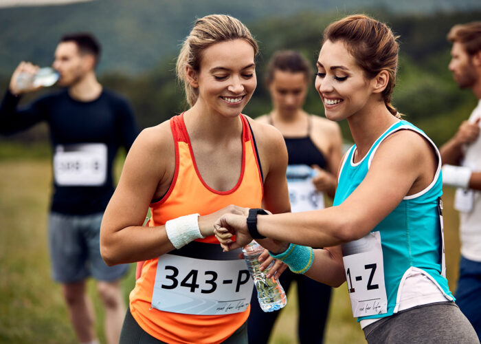 Vrouwen doen mee aan de wandelvierdaagse