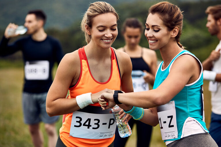 Vrouwen doen mee aan de wandelvierdaagse