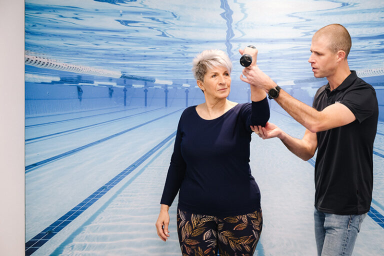 mevrouw heeft last van schouderklachten door fysiek werk en wil graag tips om deze te voorkomen