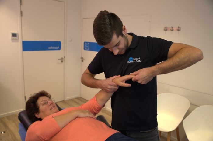 Artrose Fysiotherapeut behandelt een vrouw met artrose