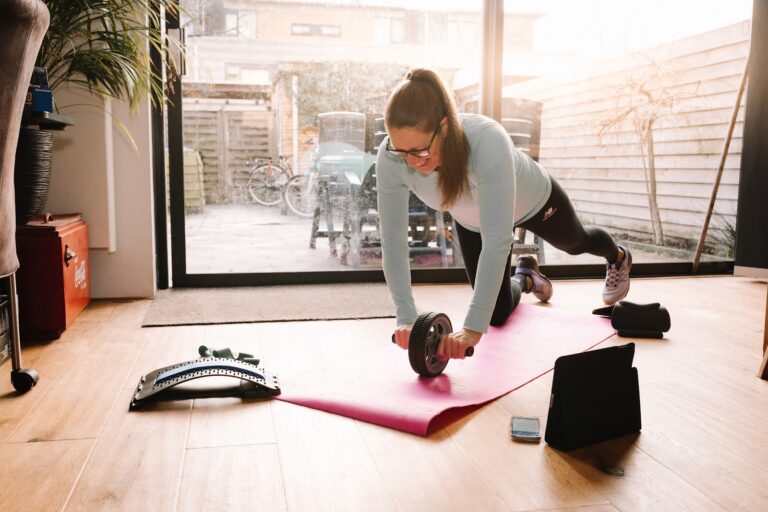 Vrouw is begonnen met sporten na een blessure