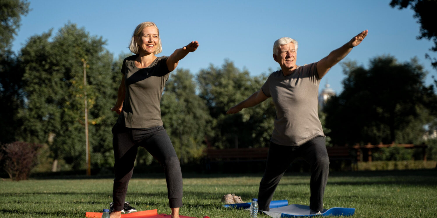 Tai Chi Twee mensen met knieartrose doen aan Tai Chi in het park