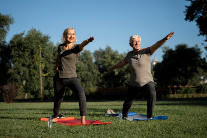 Tai Chi Twee mensen met knieartrose doen aan Tai Chi in het park