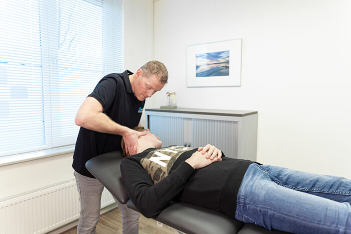 Specialisaties De therapeut behandelt een man die last heeft van nekklachten en ochtendpijn met een van de specialisaties van Fysiotherapie Dubbeldam