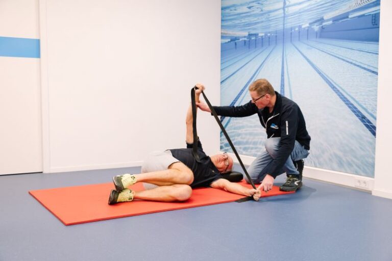 Persoon doet oefeningen voor hypermobiliteit