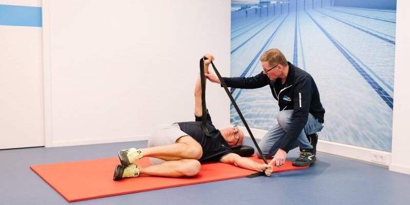Persoon doet oefeningen voor hypermobiliteit